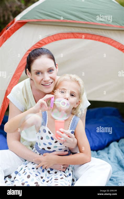 Madre E Hija Soplando Burbujas Fotografía De Stock Alamy