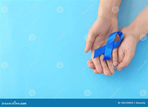 Manos Masculinas Que Sostienen La Cinta Azul En Fondo Del Color Concepto Del C Ncer De Pr Stata