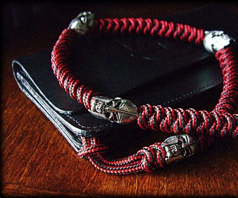 This page will show you how to braid paracord. How to Tie a Two-strand Wall Knot Sinnet Paracord Lanyard - Instructables