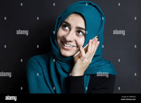 Arab Girl Fotos Und Bildmaterial In Hoher Auflösung Alamy