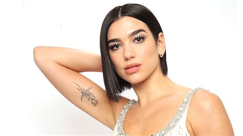The stylish singer won two awards: Dua Lipa merr çmim të rëndësishëm në Brit Awards | OxygenPress