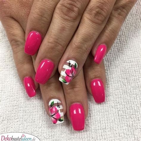 Eine unzählige auswahl an nageldesigns und mustern steht da jedem zur grundsätzlich sind kürzere, mandelförmige nägel in diesem sommer sehr angesagt. 40 Sommernägel - Farbenfrohe Nageldesigns für den Sommer