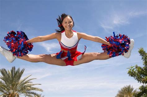 How Cheerleaders Can Perfect Their Toe Touches Cheer Workouts Cheerleading Jumps Cheer Jumps