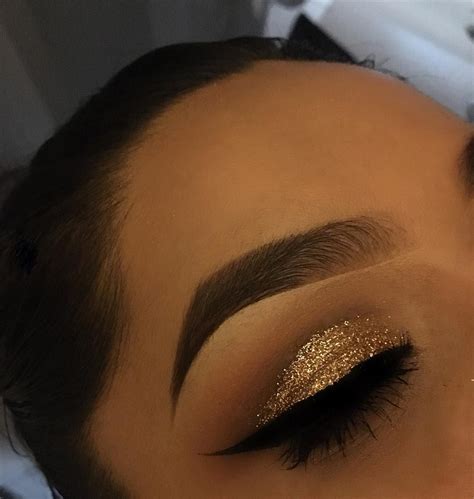 Pinterest Iiiannaiii 🌹 Gold Glitter Makeup Cheer Makeup Prom Eye