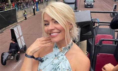 Holly Willoughbys Pageant Selfie Gets Majorly Interrupted Flipboard