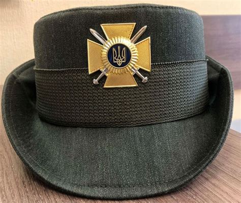 Стандартною мірою розміру взуття в європі, за винятком англії, є «паризька система», створена французами в середині дев'ятнадцятого століття. Елегантний кашкет, 35-й розмір взуття, - у ЗСУ розповіли ...