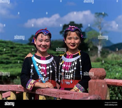 young-miao-women-wearing-traditional-ethnic-costumes,-hainan,-china