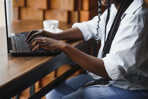 Jovem Afro Americana Sentada No Restaurante E Digitando Em Seu Laptop