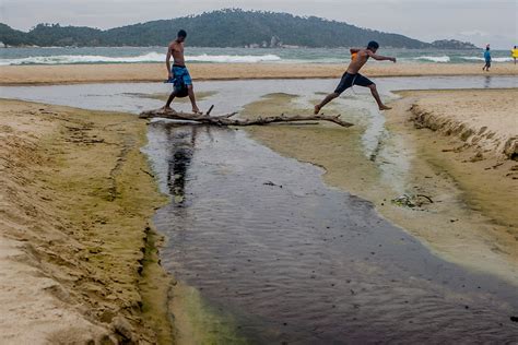 esgoto continua sendo lançado de forma clandestina na praia do campeche no sul da ilha nd mais