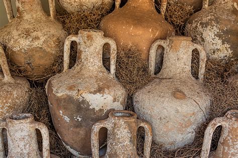 A fermentação e estágio de vinhos em ânforas de barro remonta, pelo menos, ao império romano e subsiste em alguns pólos vitivinícolas do continente europeu. HISTORIA DEL EMPAQUE, ENVASE Y EL EMBALAJE timeline ...