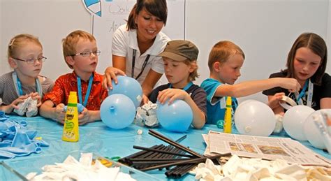 Kümmere dich im kindergarten gut um die babies und mach sie glücklich. Frühes Recruiting: Wenn Unternehmen im Kindergarten auf ...