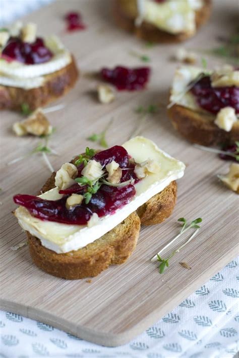 Heerlijke amuse voor bij het kerstdiner Crostini met brie en cranberry