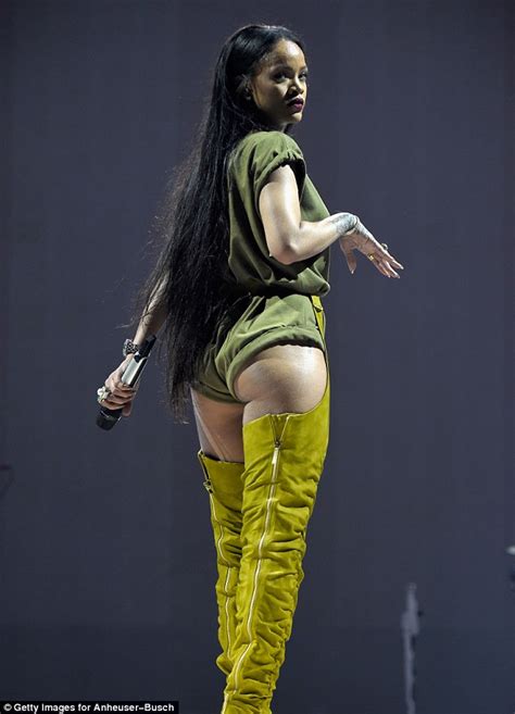 Rihanna Flaunts Her Behind During Anti World Tour Performance In Philadelphia Daily Mail Online