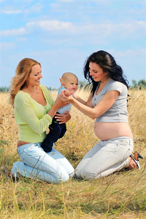 Mujeres Embarazadas Con El Hijo Foto De Archivo Imagen