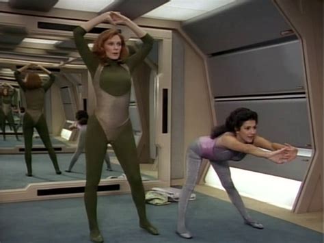 Beverly Crusher Deanna Troi In Star Trek The Next Generation Divas Deanna Troi Mean