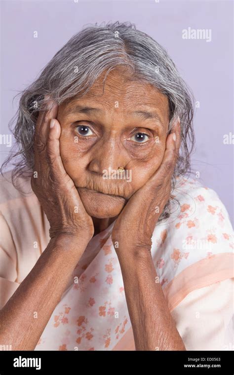 Old Indian Woman In Saree Hi Res Stock Photography And Images Alamy