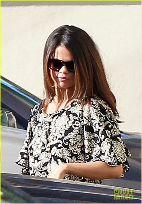 Selena Gomez Shows Off Lots Of Skin In A Crop Top Photo 3053089