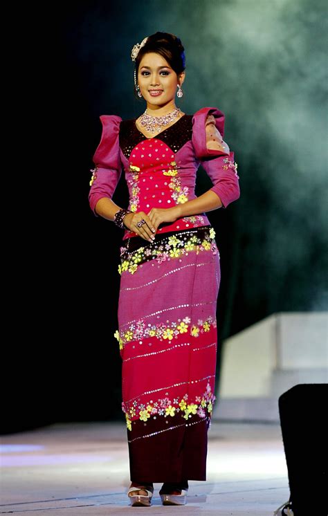 Paso (right) and htamein (left). traditional dresses Models photos: Myanmar Traditional Dress