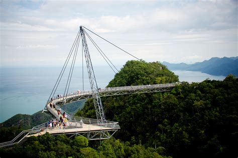 The aptly named skycab will slowly lift you 700 meters above sea level as you enjoy a panoramic view of the mountain with dense green. Alam Mengembang Jadi Guru: Jembatan Langit Langkawi