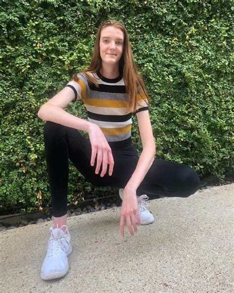 Как живет и выглядит 17 летняя девушка с самыми длинными ногами в мире