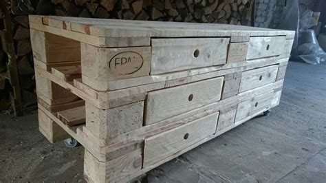 Mit einem begehbaren kleiderschrank bestehend aus schiebetüren und innenschranksystem können deine lieblingsstücke in begehbarer kleiderschrank selber bauen. Kommode aus Paletten selber bauen/ Bauanleitung simpel ...