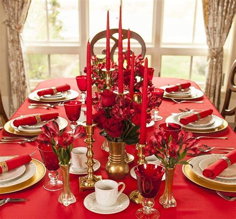 Pour une fête de noël tendance et économique, misez sur les diy et autres détournements. Déco table Noel : table de fête en rouge et or - Côté Maison