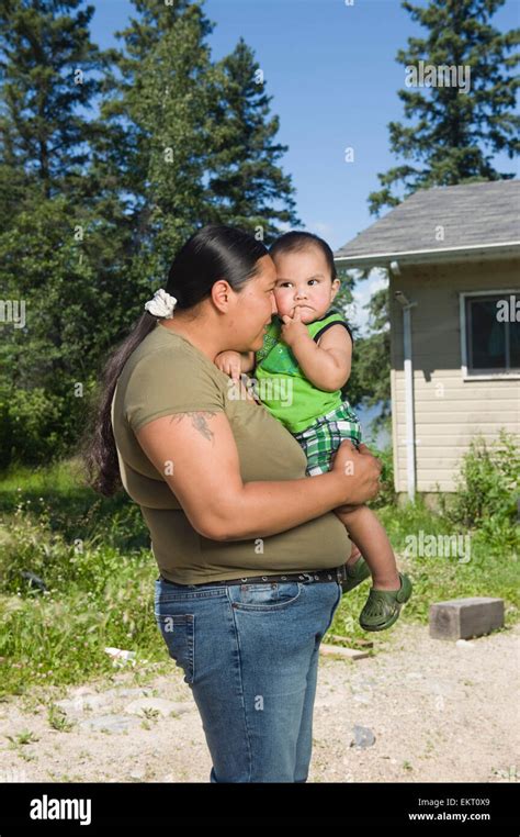 Native American Madre Con Su Hijo De Pie Fuera En Frente De Una Casa