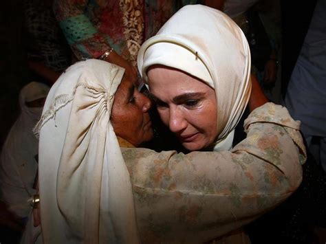 Mrs Emine Erdoğan Turkish Pm S Wife In Tears As Turkish Bring Aid To The Rohingya Muslims Of