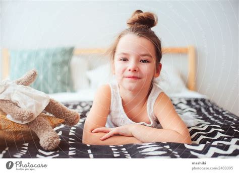 Kleines Mädchen Schläft Auf Ihrem Bett In Ihrem Zimmer Ein Lizenzfreies Stock Foto Von Photocase