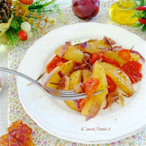 Le cipolle al forno sono un dolce e saporito contorno, ideale per accompagnare piatti rustici di carne e di pesce. Patate al forno con cipolle e pomodori - Ricetta Il Cuore ...