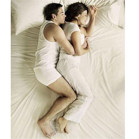 la forma en la que duermes con tu pareja dice mucho sobre su relación ¿juntos o separados