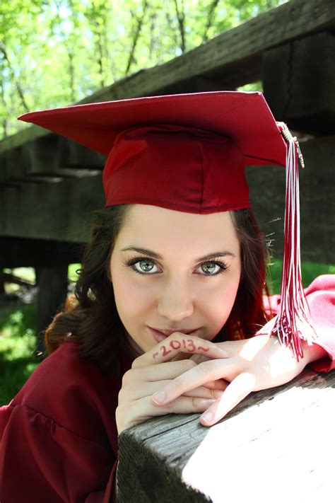 Many graduation hairstyles work well for natural locks. Great picture for graduation. | Sponsion, Andreas