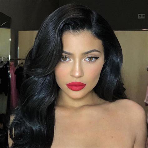 Kylie Jenner Inspires Fans To Look Amazingly Gorgeous In Nude Makeup