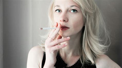 Kostenloses Foto Zum Thema Blond Frau Frau Rauchen