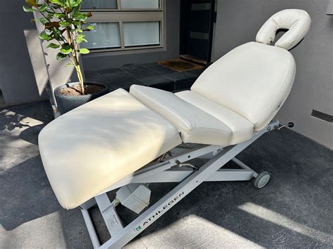 Athlegen Scissor Lift Electric Massage Table In Very Good Condition Ebay