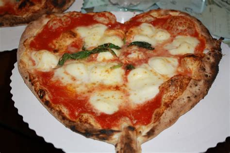 Napoli pizza vive una segunda juventud, aunando tradición y vanguardia, a la leña. San Valentino a Napoli - Viaggi Low Cost