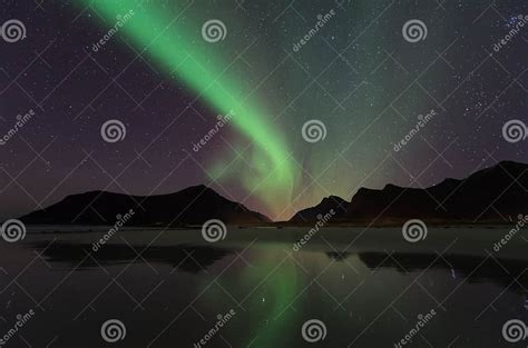 Aurora Boreal Nas Ilhas Do Lofoten Noruega Imagem De Stock Imagem De