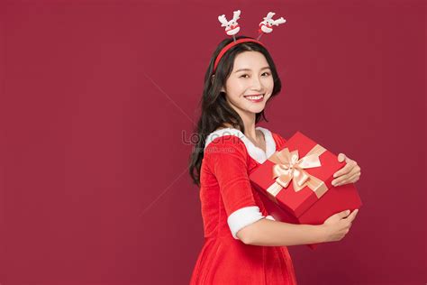 Sweet Girl Sex Giving T Box On Christmas Day Picture And Hd Photos Free Download On Lovepik