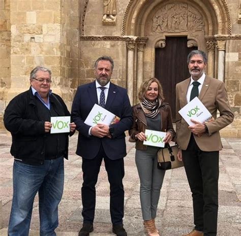 A lo largo de su carrera, calvo escribió cuatro libros y recibió premios nacionales e internacionales. Pablo Calvo Liste pregunta si el ciberacoso aumenta en el ...