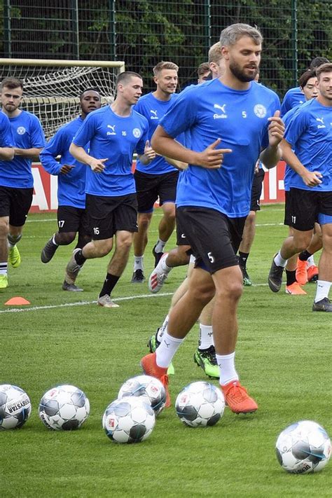 Holstein kiel tritt seit 1900 vor den ball. Holstein Kiel: Sonne, Schubert und sieben Neue | NDR.de ...