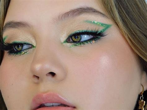 5 Glitter Eyeliner Looks That Are Easy To Recreate