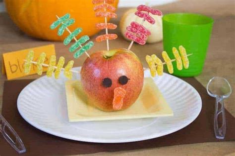 Edible crafts for kids and adults: Edible Apple Turkey Craft Thanksgiving Favors | SoFestive.com