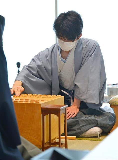 Ōi (王位) is one of the eight titles in japanese professional shogi. 藤井、ダブルタイトル戦 将棋の王位戦が開幕 - 読んで見フォト ...