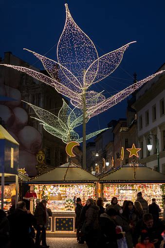 Als wiesbadener sternschnuppenmarkt (auch sternschnuppen markt) wird der seit 2002 auf dem schlossplatz der hessischen landeshauptstadt wiesbaden stattfindende. Christmas Market Wiesbaden Sternschnuppenmarkt Stock Photo ...