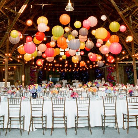 Here comes the floating lantern wedding ideas, perfect decoration choice for outdoor weddings. Photo of the Day | BridalGuide