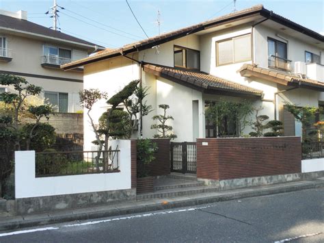 This modern japanese house design, created by go hasegawa is a rectangular home with an open space on the top floor, meant for socializing and a choose the japanese way and live the modern life of luxury, comfort, and style, with these japanese house design ideas. Modern Japanese House Design By Hiroshi Nakamura | Vernacular | Pinterest | Japanese house ...