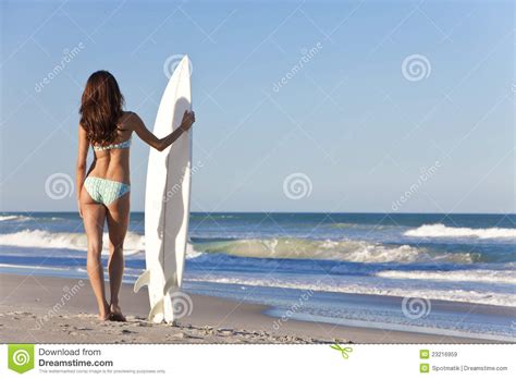 Beau Surfer De Femme En Plage De Planche De Surfing De Bikini Image