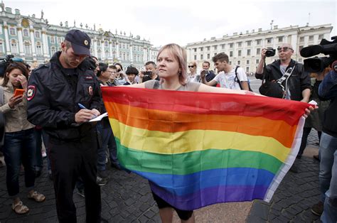Russia S New Homophobic Law Could Send People To Jail For Kissing In Public Ifex