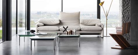 Maralunga 40 is a renewed version with a profile stitching outlining the armrest, the back and the front part of the seat cushion to make it more contemporary and in tune with the times. Maralunga 沙发 意大利 Cassina  海居汇  进口家具代购 海外家具代购 欧洲家具代购