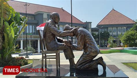 Makna Patung Soekarno Di Balai Kota Among Tani Times Indonesia